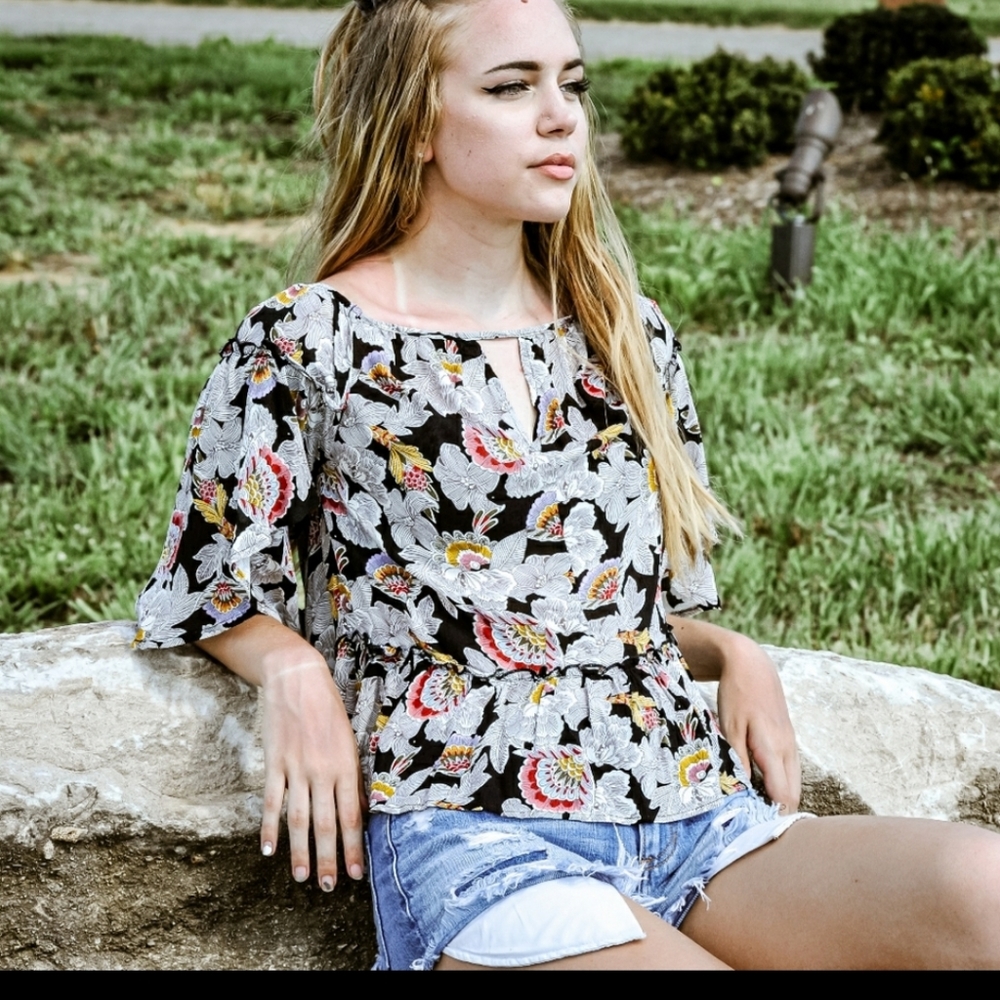 🍁New boutique floral halter top by Hayden - Picture 3 of 8